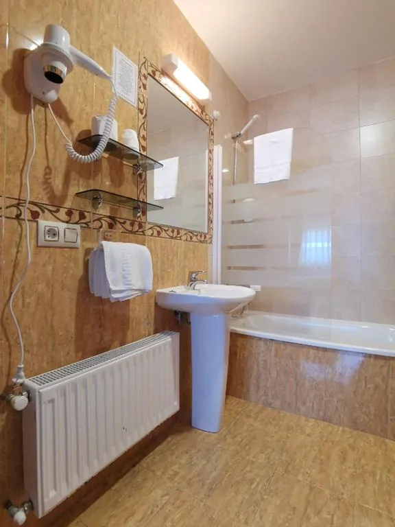 Habitación Doble con cama supletoria — Hotel El Angliru
