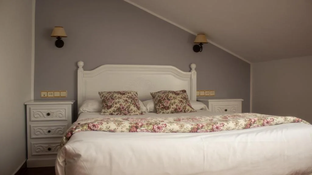 Habitación Doble Económica - Ático — Hotel El Angliru