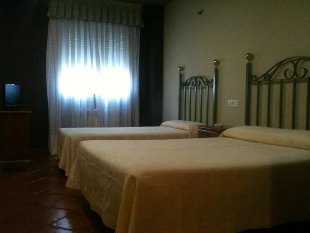 Habitación Doble (2 adultos + 1 niño) — Hotel El Balcón