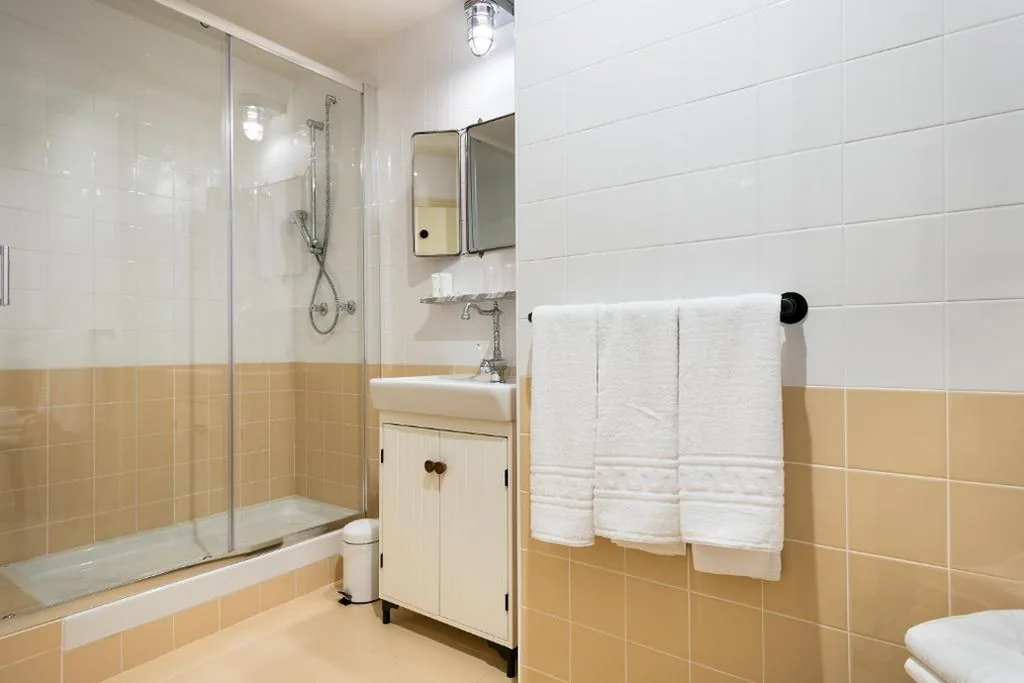 Camera doppia con letto supplementare - 2 letti — Hotel El Call