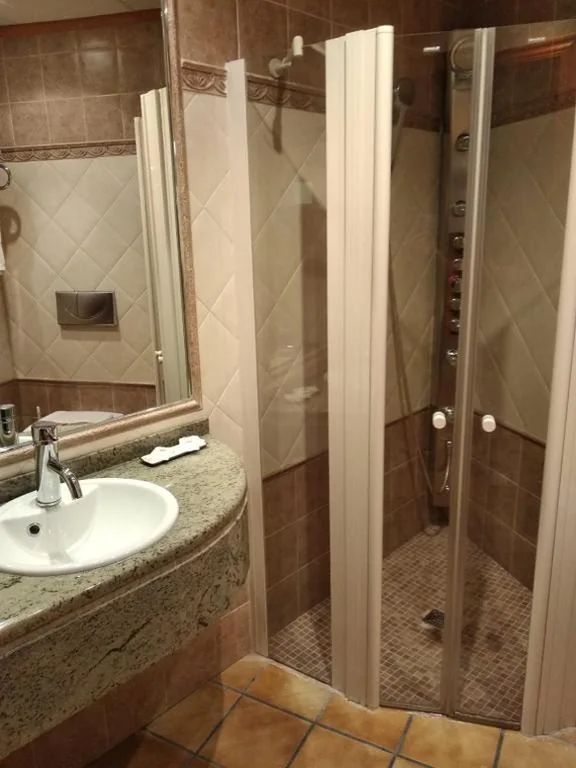 Doppelzimmer – 1 oder 2 Betten — HOTEL EL CASTELL