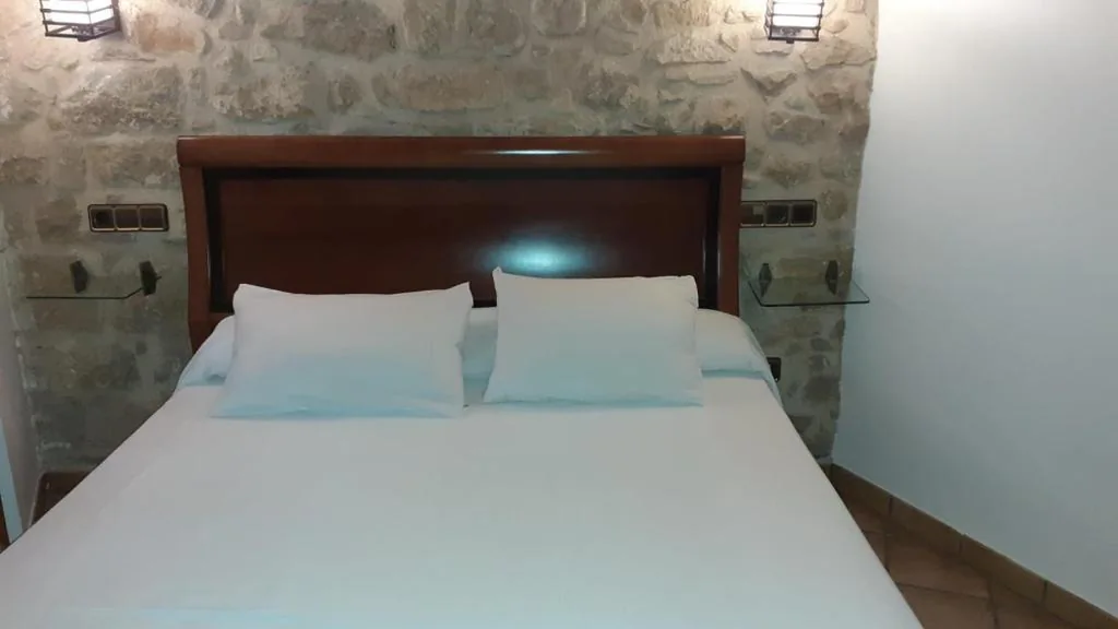 Barrierefreies Doppelzimmer für Gäste mit eingeschränkter Mobilität — HOTEL EL CASTELL