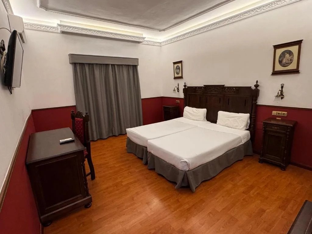 Habitación Doble Básica — Hotel El Cisne - parking exterior gratuito