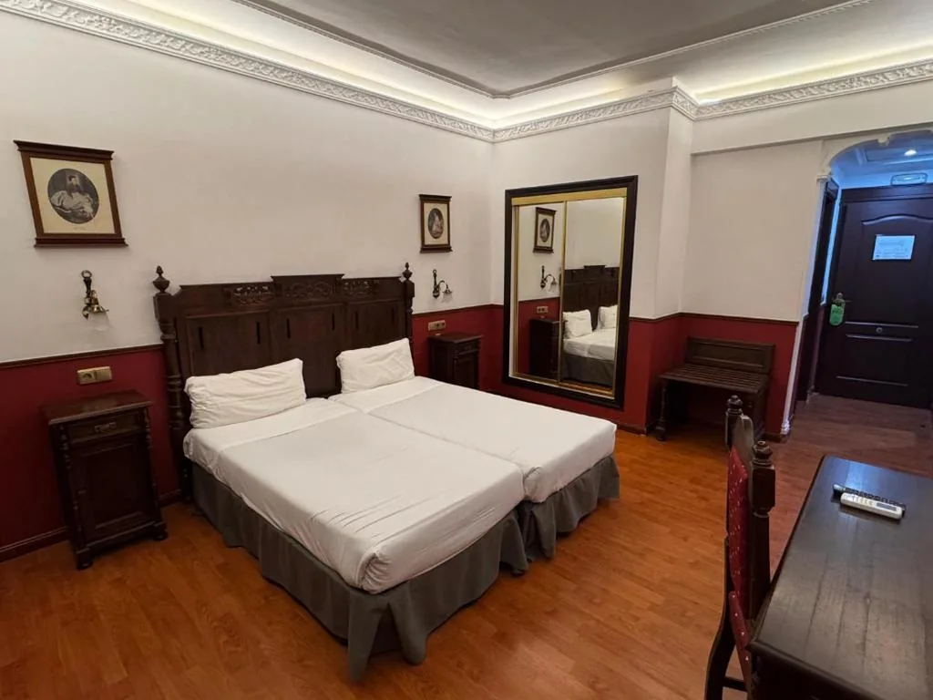 Hotel El Cisne - parking exterior gratuito