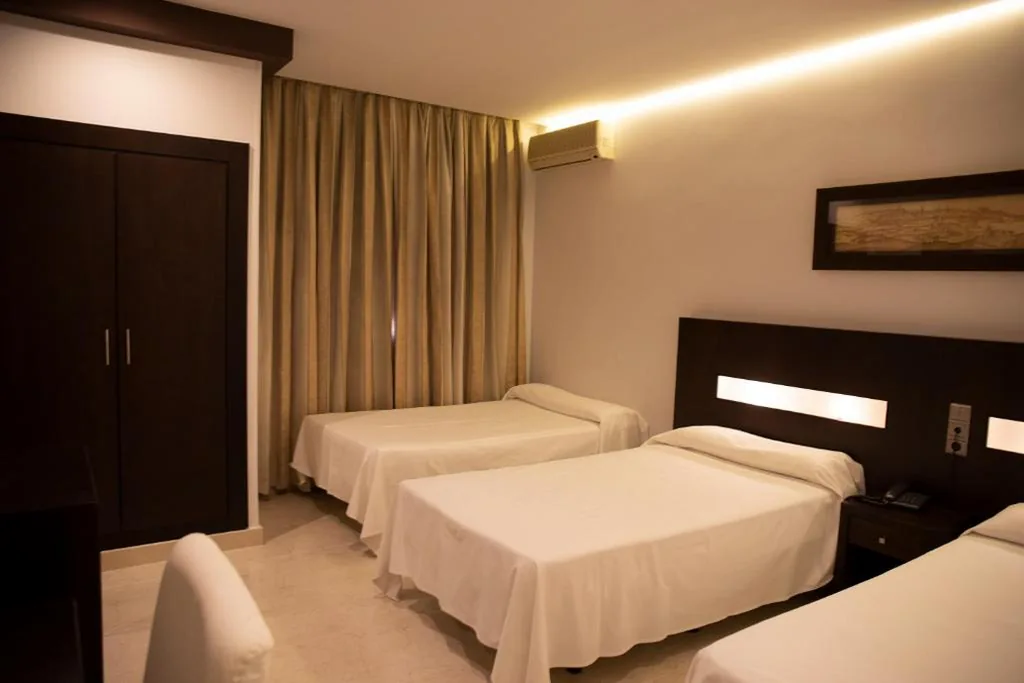 Dreibettzimmer — Hotel El Mesón