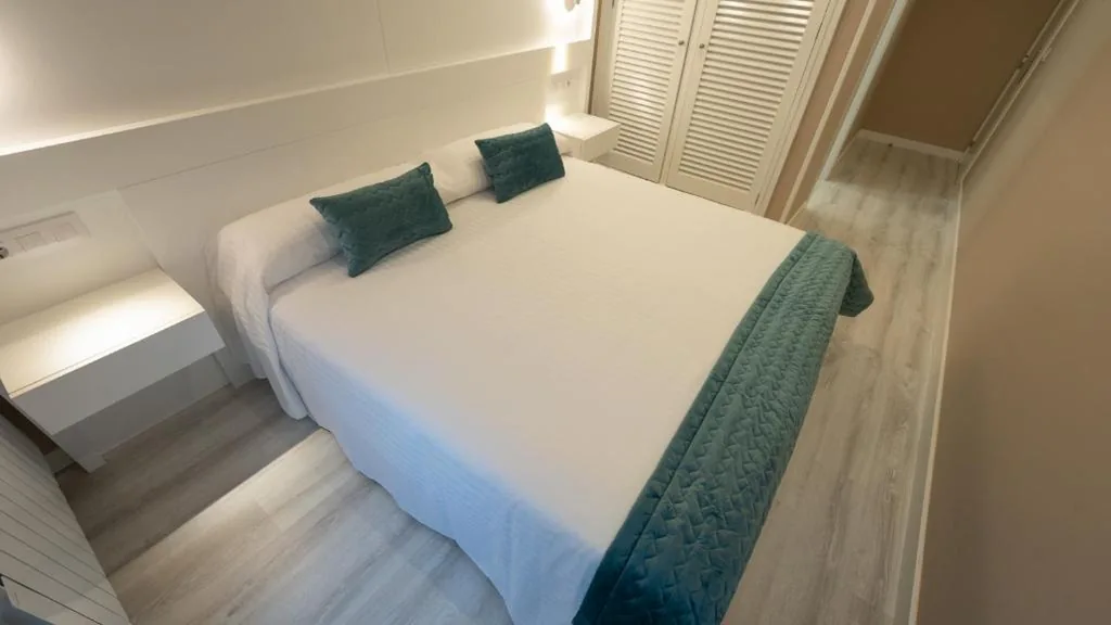 Habitación con cama grande — Hotel El Parador