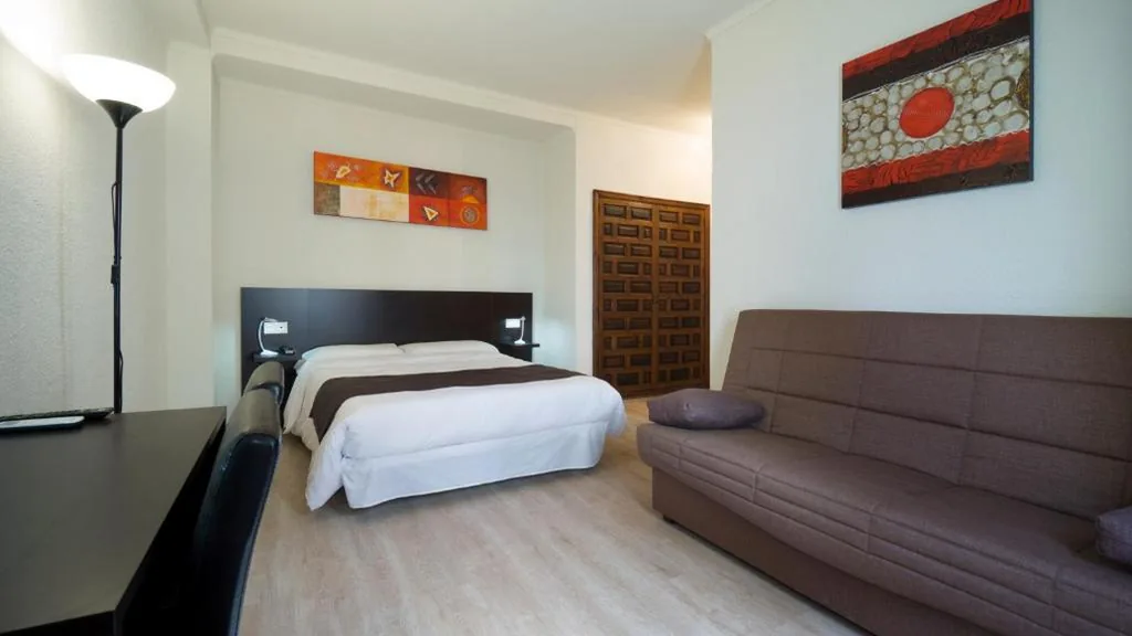Camera tripla con letto aggiuntivo — Hotel El Pozo