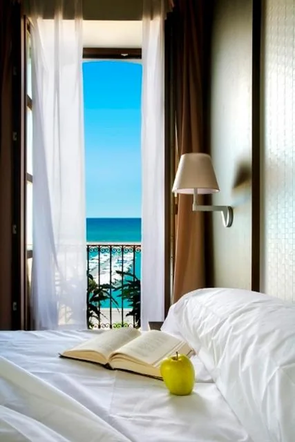 Doppelzimmer mit Meerblick – 2 Betten — Hotel El Raset
