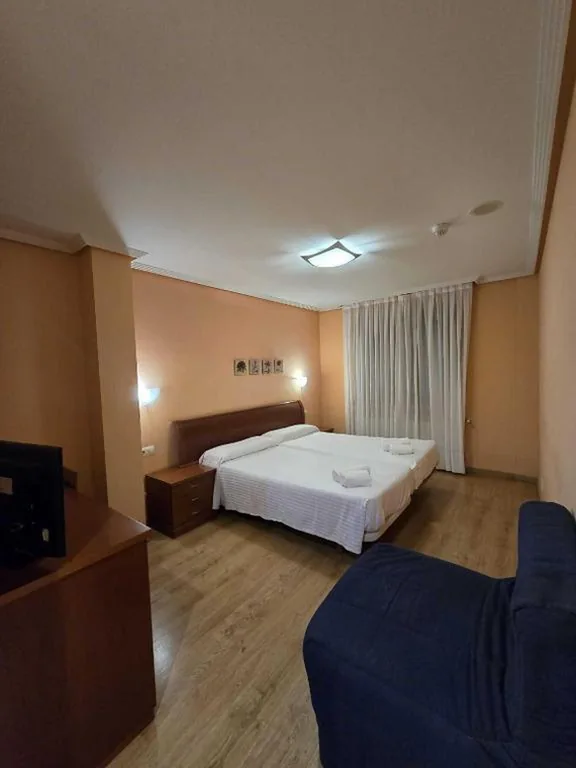Habitación Doble con cama supletoria — HOTEL EL ROBLE PALENTINO