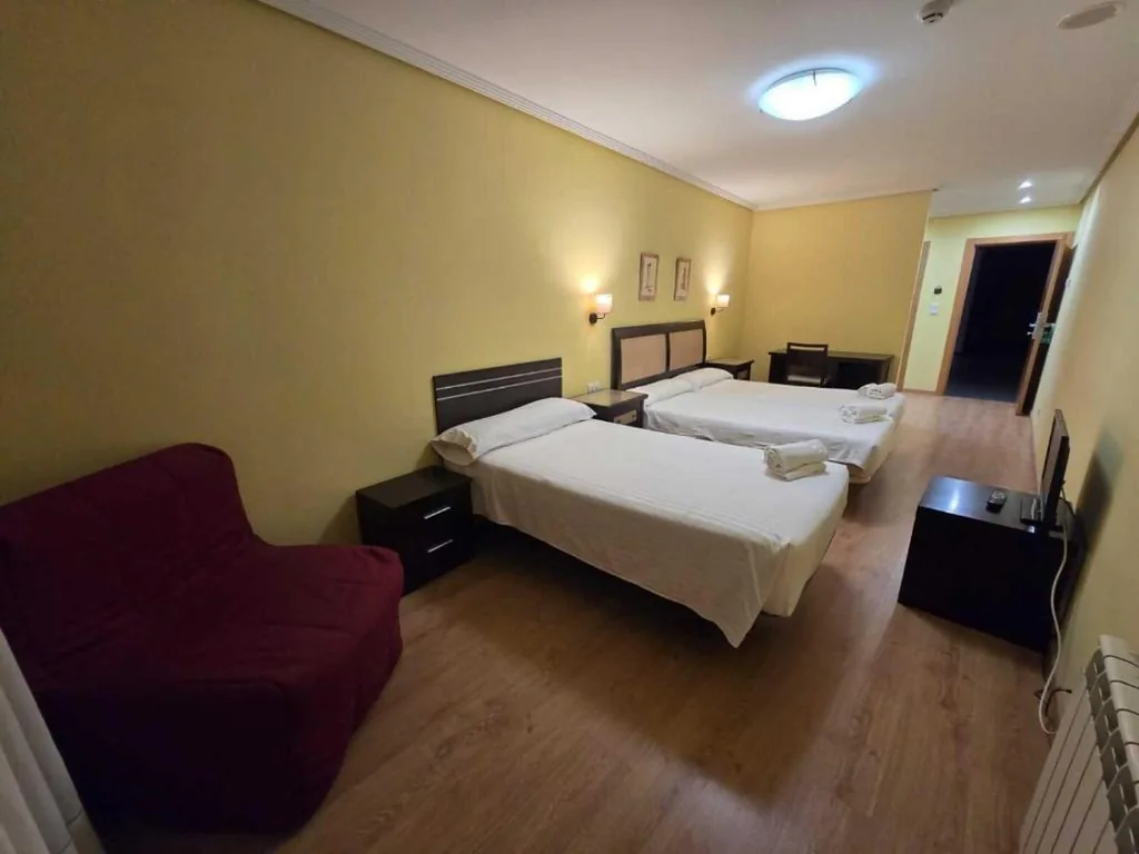 Habitación Triple — HOTEL EL ROBLE PALENTINO
