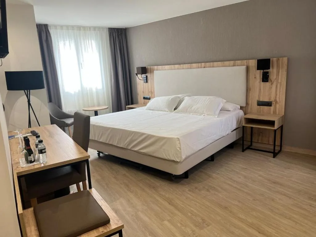Superior kamer - 1 groot tweepersoonsbed — Hotel ELE Acueducto
