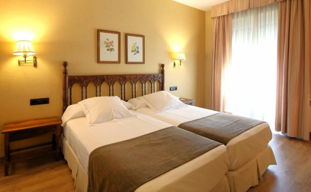 Tweepersoonskamer - 1 of 2 bedden — Hotel Ele Puente Romano de Salamanca