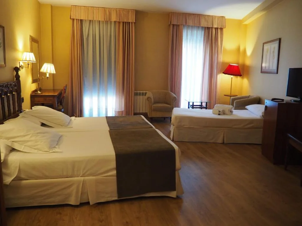 Driepersoonskamer — Hotel Ele Puente Romano de Salamanca
