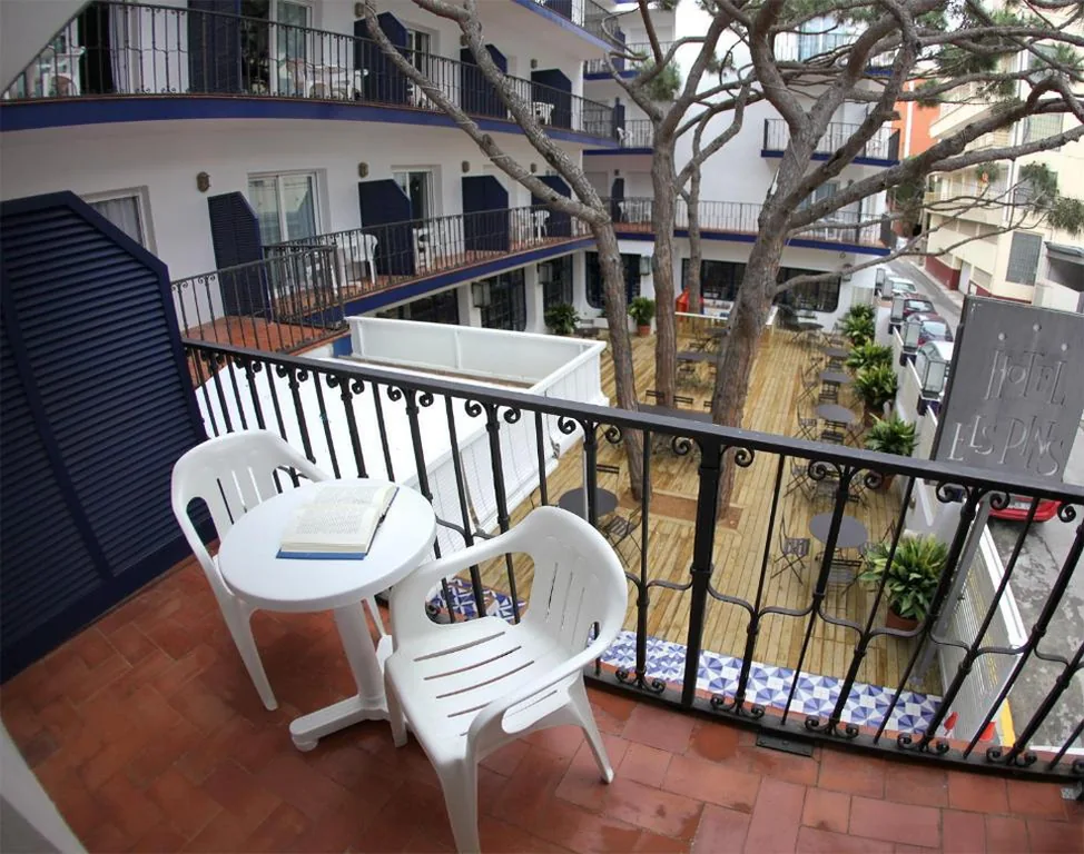 Habitación Cuádruple con balcón (4 adultos) — Hotel Els Pins