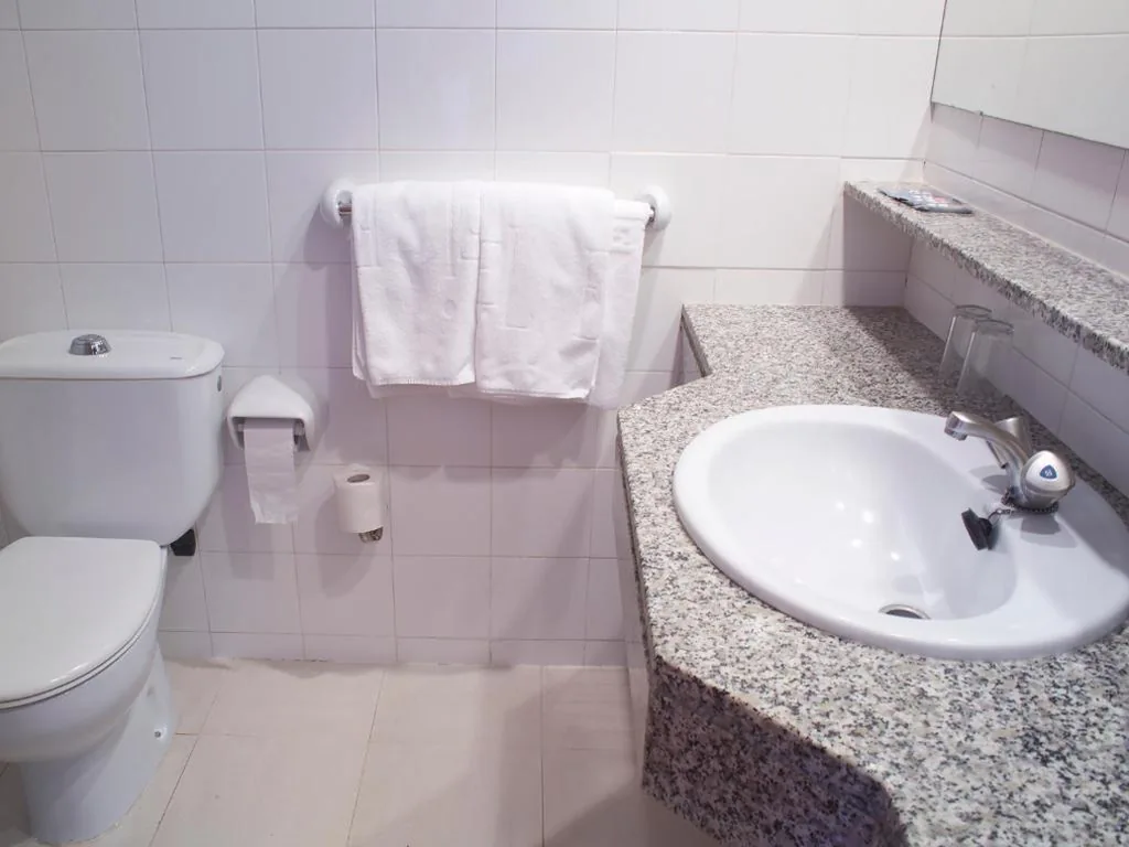 Habitación Doble Básica sin balcón - 2 camas — Hotel Els Pins
