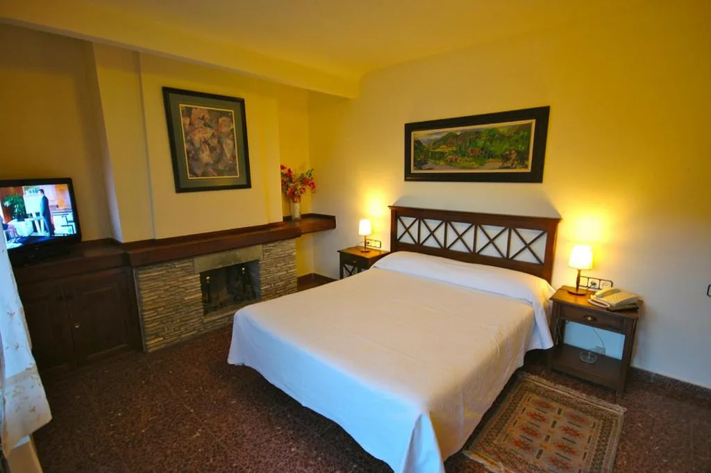 Deluxe Double Room with Balcony — Hotel Els Puis