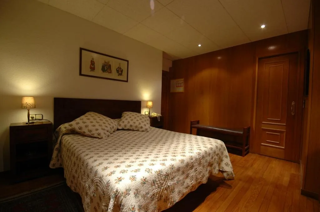 Large Double Room — Hotel Els Puis