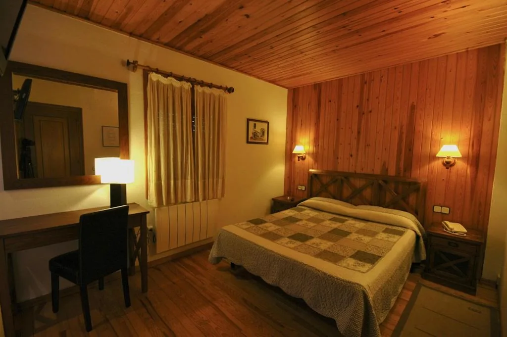 Large Double Room — Hotel Els Puis