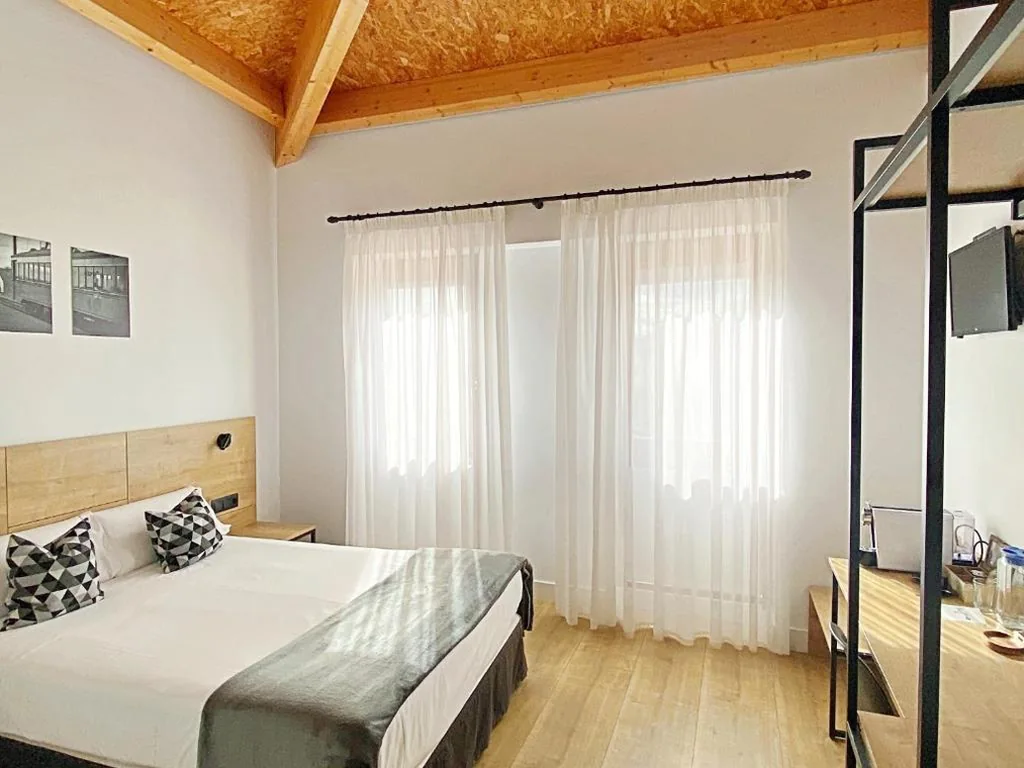 Habitación Doble Deluxe — Hotel Entrerailes