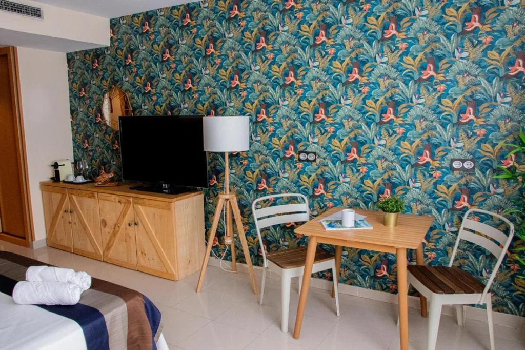 Deluxe Studio with King Bed — Hotel Escuela San Cristóbal