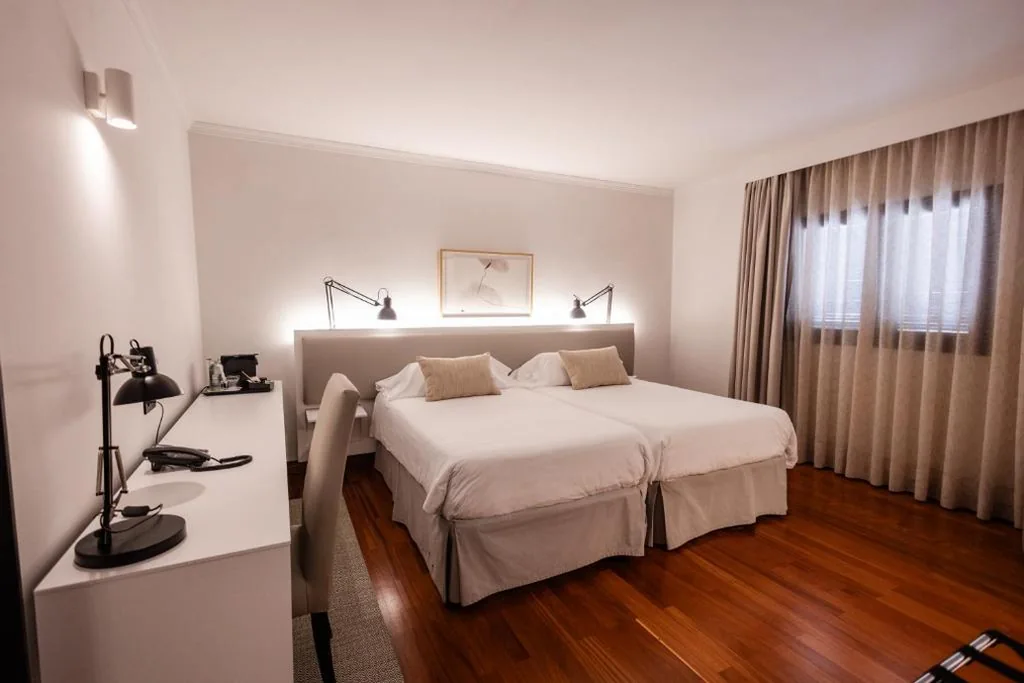 Tweepersoonskamer - 1 of 2 bedden — Hotel Escuela Santa Brígida