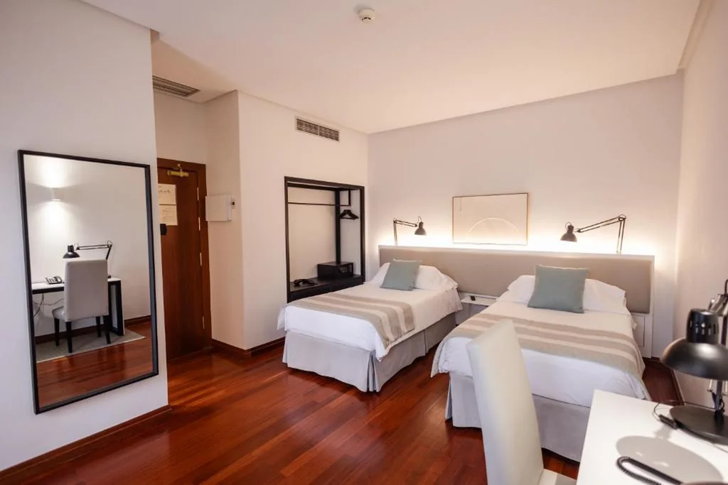 Tweepersoonskamer met balkon - 1 of 2 bedden — Hotel Escuela Santa Brígida