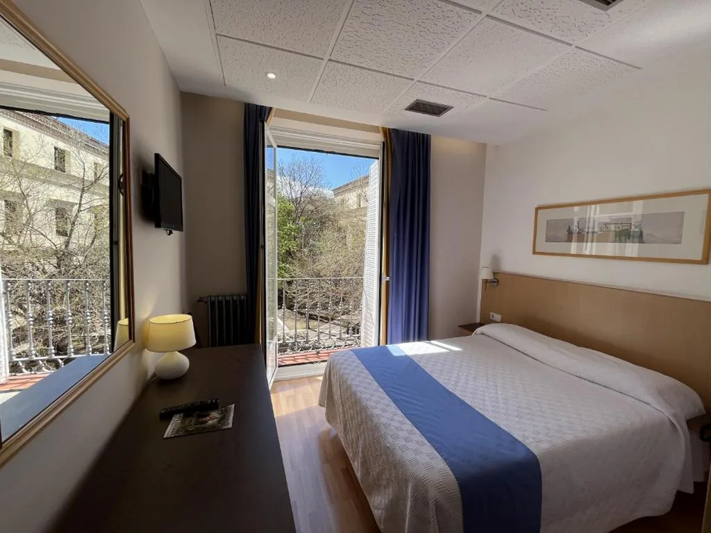 Camera con letto matrimoniale — Hotel España