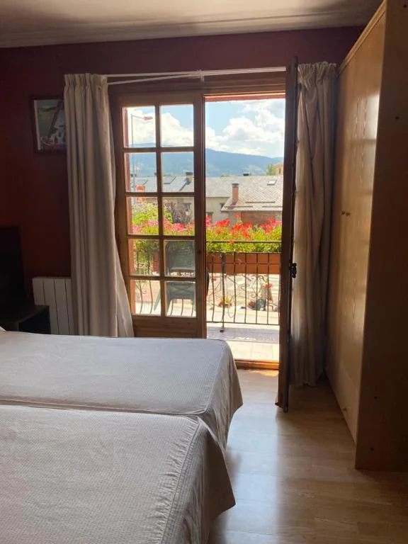 Chambre double avec vue sur la montagne — Hotel Esquirol