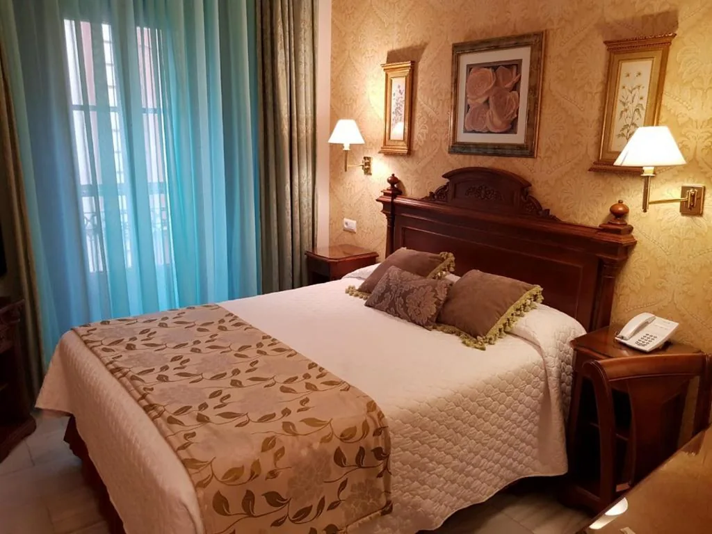 大きなベッド付きの客室 — Hotel Europa Boutique Sevilla