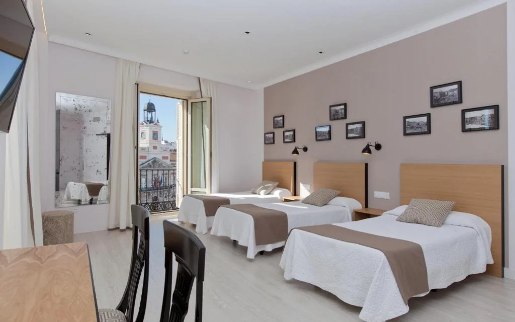 Camera quadrupla con vista sulla Puerta del Sol — Hotel Europa