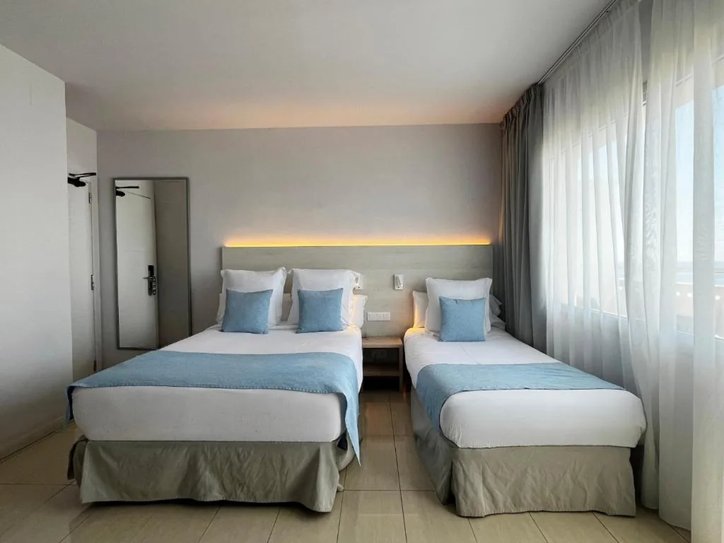 Doppelzimmer mit Balkon und Zustellbett — Hotel Excelsior