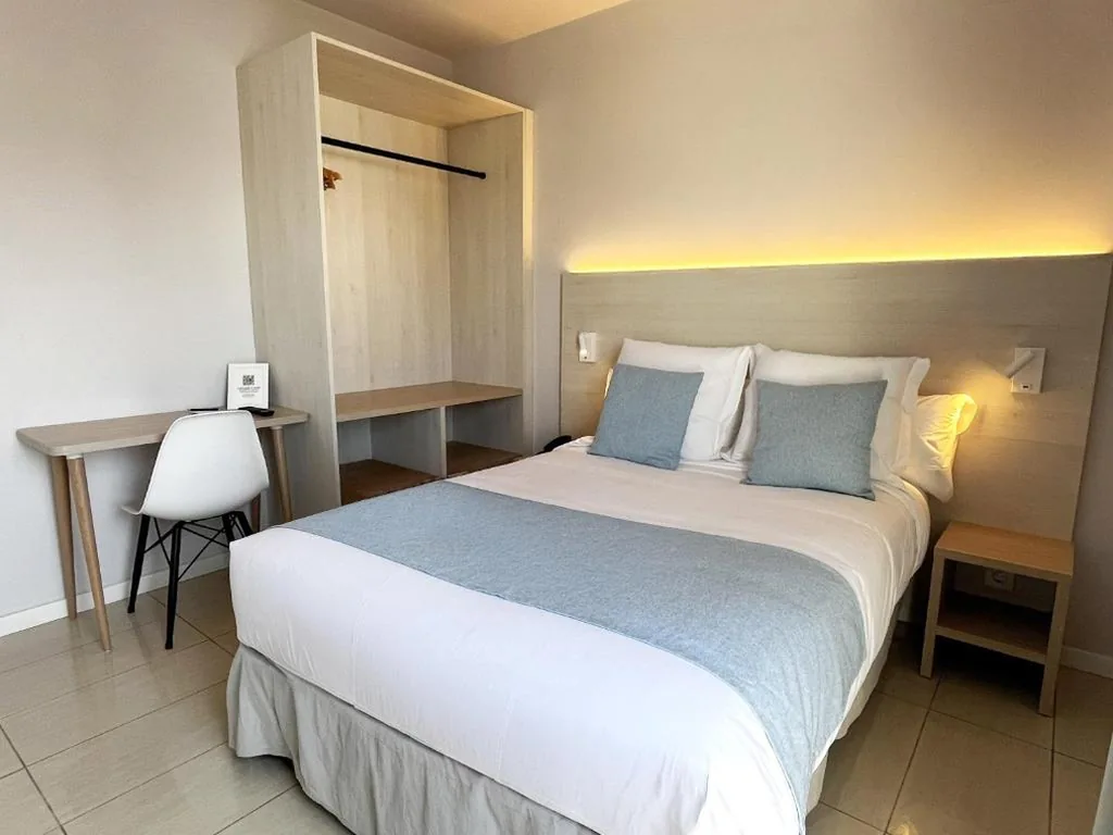 Seitliches Doppelzimmer mit Balkon — Hotel Excelsior