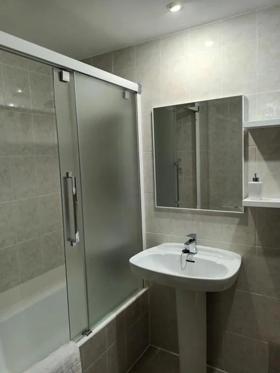 Chambre quadruple avec salle de bains privative — HOTEL FAMILIAR MAXIMINA