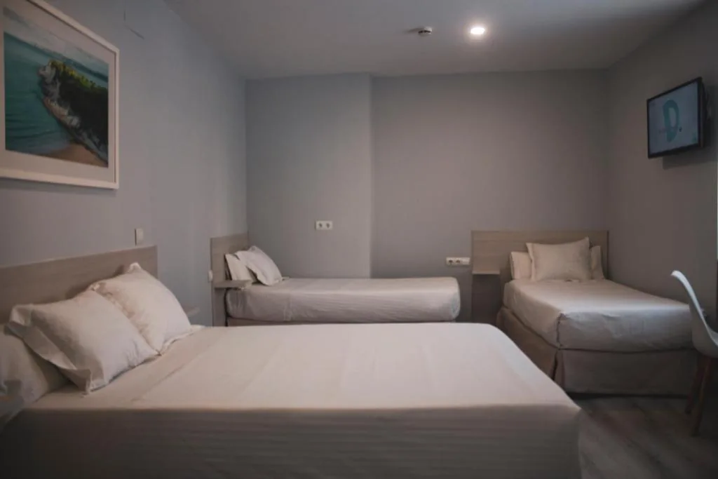 Standard-Vierbettzimmer — Hotel Faro de San Vicente