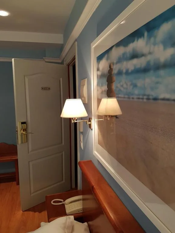 Doppelzimmer mit Zustellbett — Hotel Faro de San Vicente
