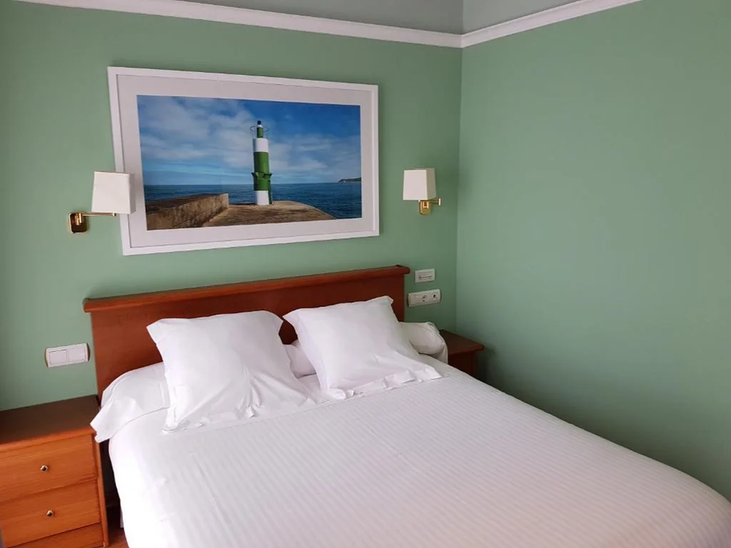 Doppelzimmer mit Blick auf die Bucht – 1 oder 2 Betten — Hotel Faro de San Vicente