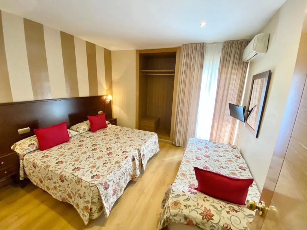 Habitación Triple — Hotel Fernando IV