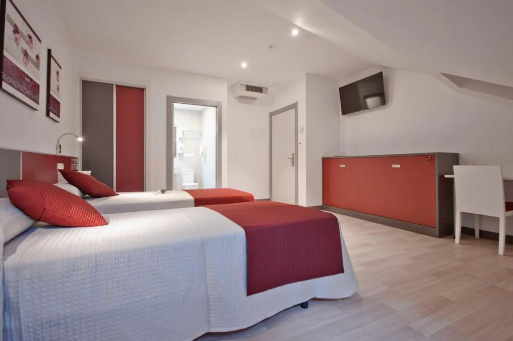 Driepersoonskamer met uitzicht — Hotel Ferramenteiro de Portomarin