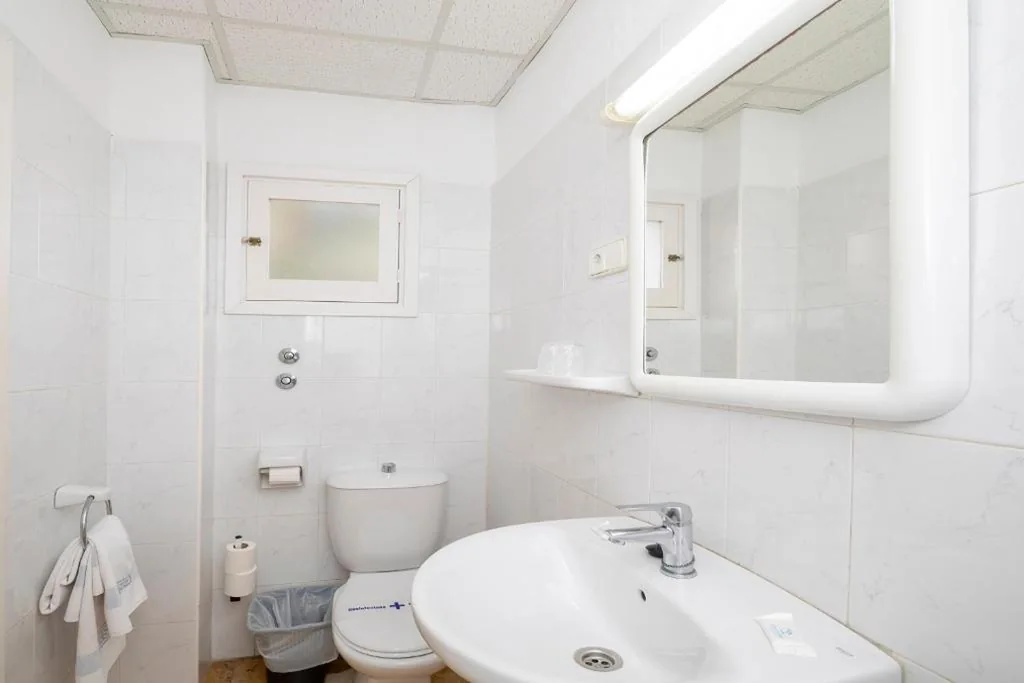 Standard-Doppelzimmer mit Meerblick – 2 Betten — Hotel Figueretes
