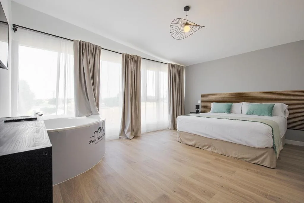 Suite con bañera de hidromasaje — Hotel Finca Biazu