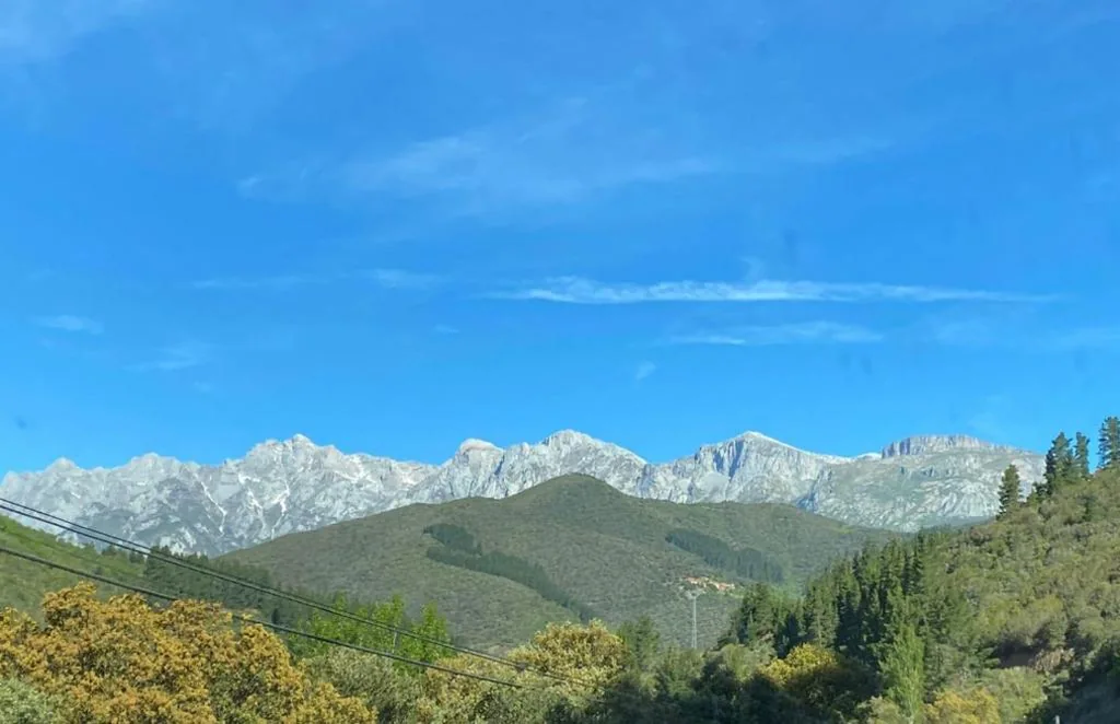 King Room con letto king size, vasca idromassaggio, doccia e terrazza con vista sulle montagne — Hotel Finca Malvasia - Adults only