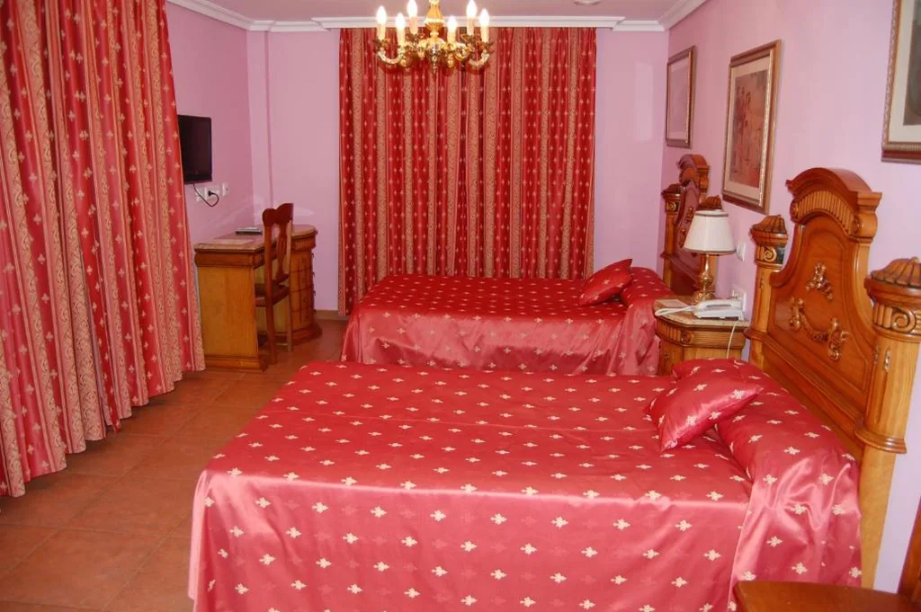 2 onderling verbonden kamers met elk 2 eenpersoonsbedden — Hotel Flor de la Mancha