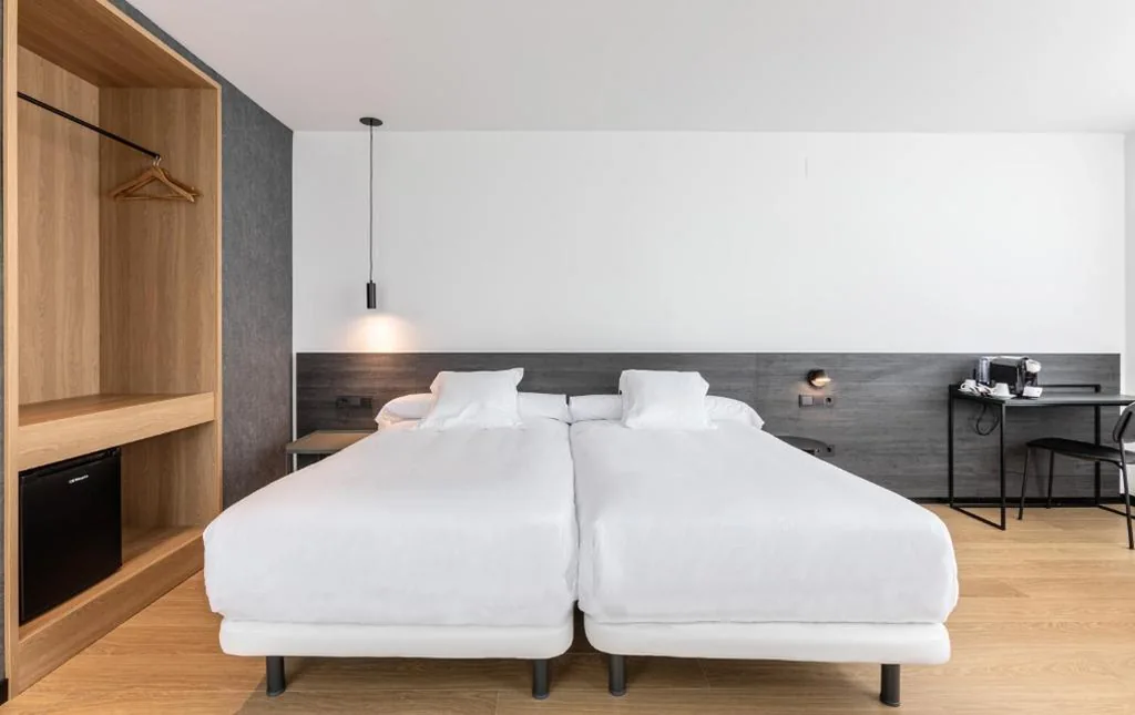 Aangepaste tweepersoonskamer voor mensen met een beperking met 2 aparte bedden — Hotel Forum Ceao