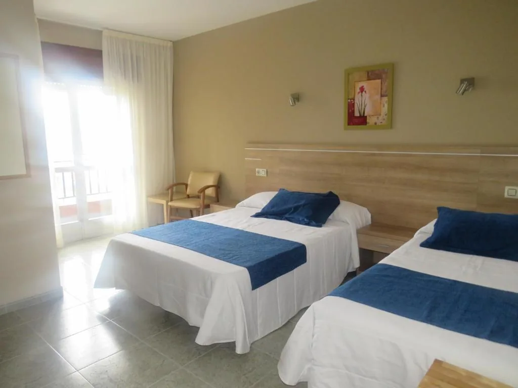 Tweepersoonskamer (2 volwassenen + 1 kind) - 1 of 2 bedden — Hotel Foxos