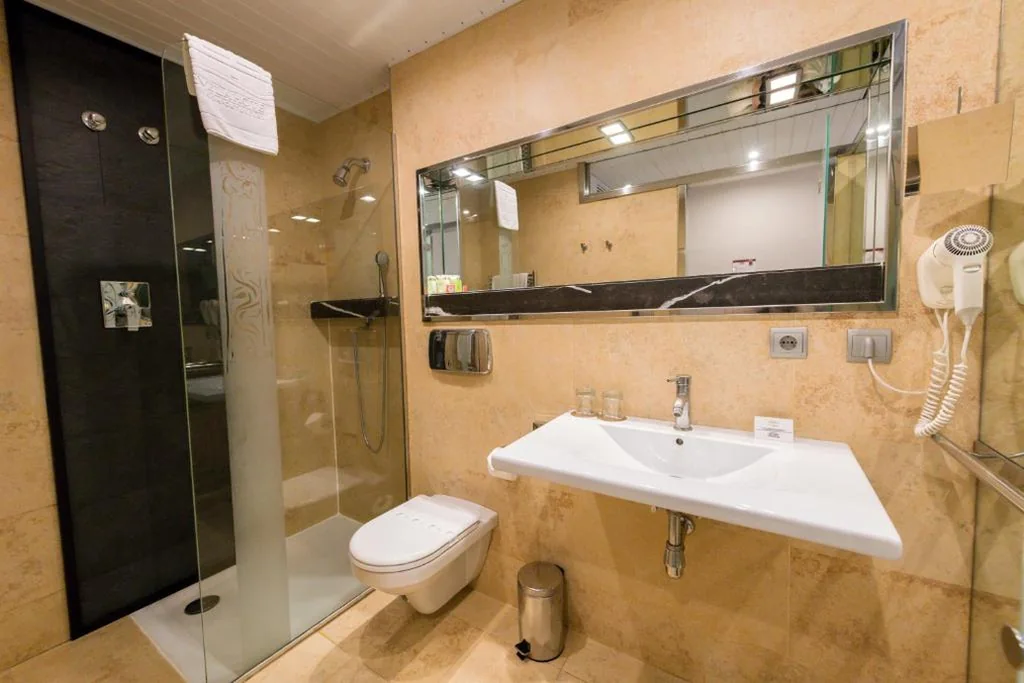 Quarto Duplo com sofá-cama — Hotel Fruela