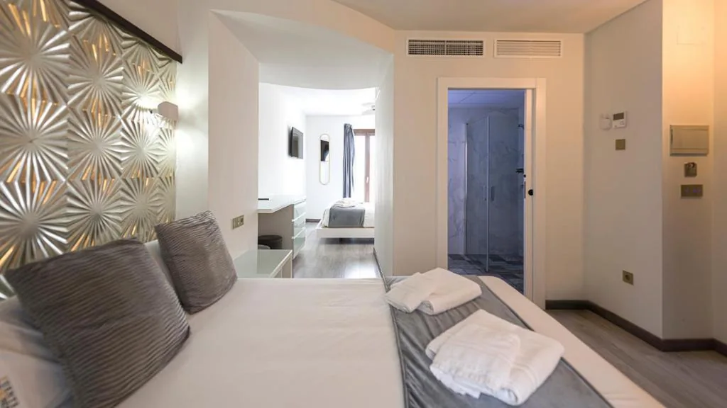 バルコニー付きファミリースイート — HOTEL FUENTE REDONDA LUXURY