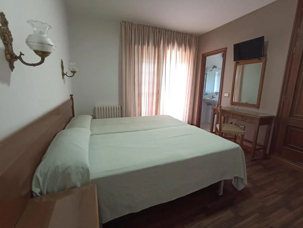 Budget tweepersoonskamer - 1 of 2 bedden — Hotel Galaico