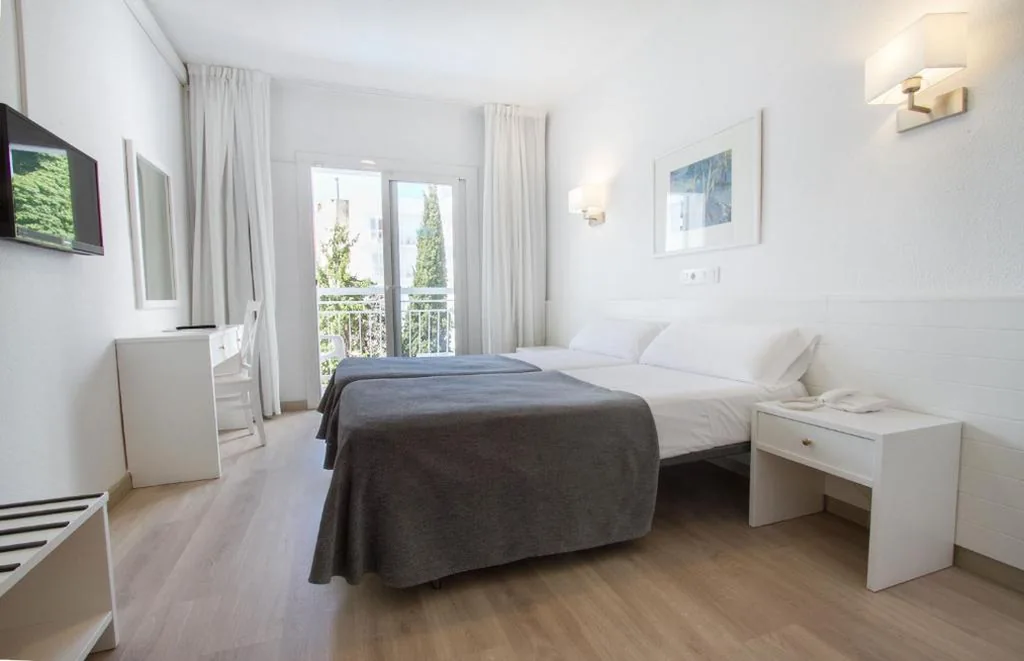 Camera tripla (2 adulti + 1 bambino) — Hotel Garbi Park & AquaSplash