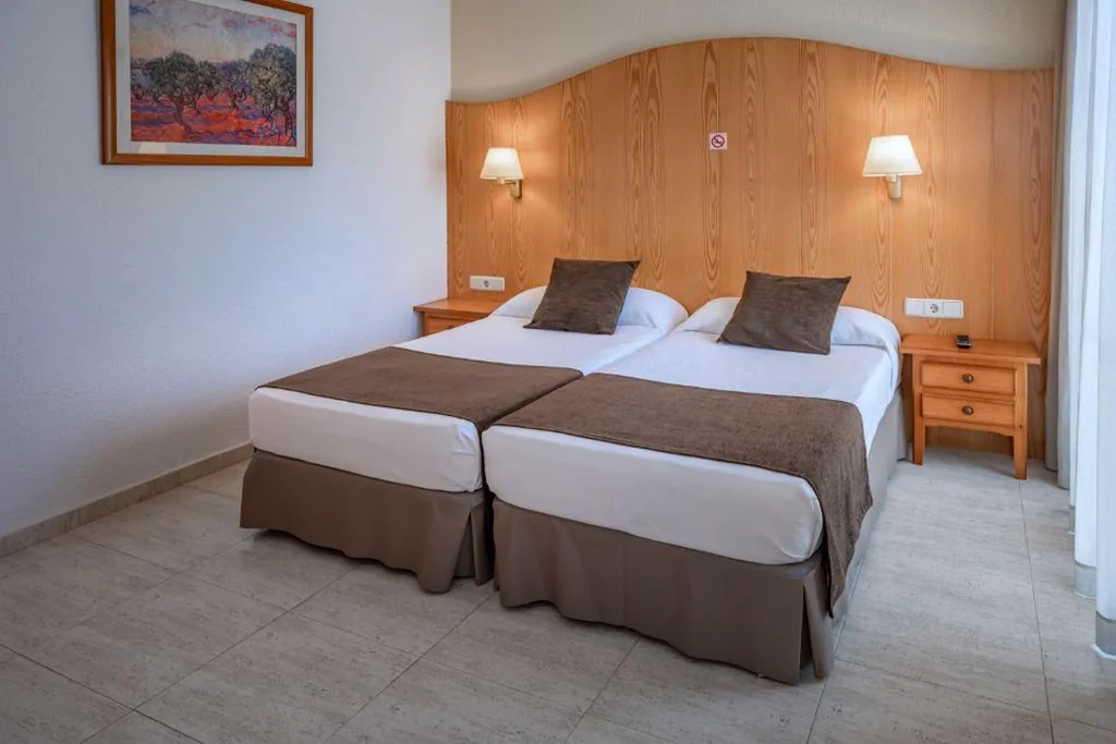 Habitación Cuádruple con balcón — Hotel GHT Neptuno-Tossa & Venus SPA