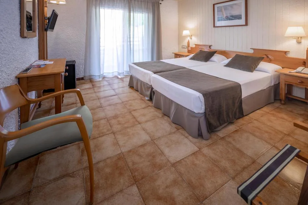 Habitación Doble con balcón - 1 o 2 camas — Hotel GHT Neptuno-Tossa & Venus SPA